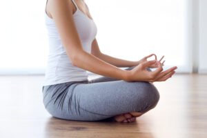 atractiva ejercicio sonrisa yoga sereno